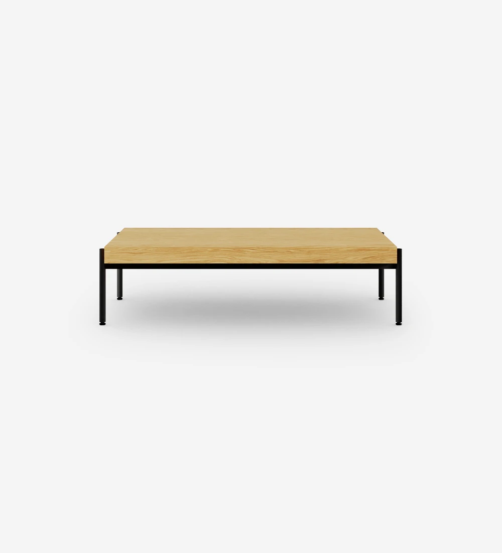 Table basse rectangulaire en chêne naturel, structure en métal laqué noir, pieds avec niveleurs.