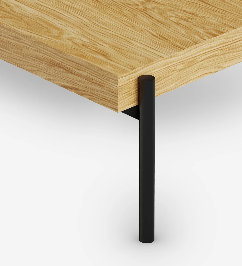 Table basse rectangulaire en chêne naturel, structure en métal laqué noir, pieds avec niveleurs.