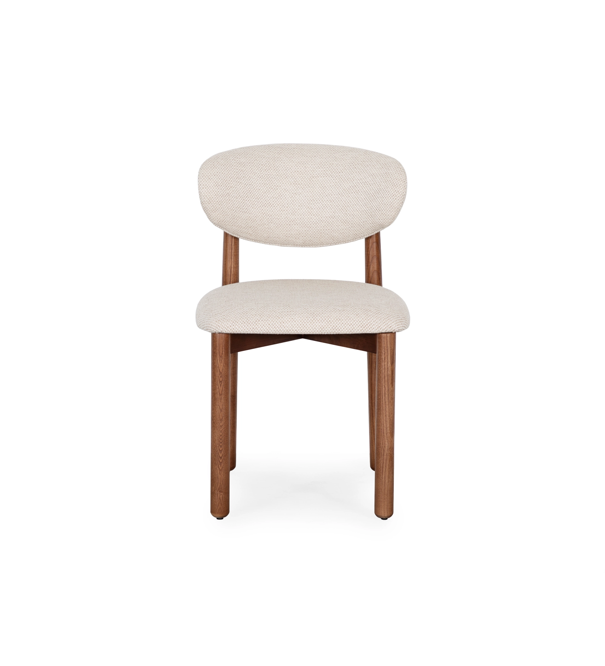 Silla de madera de fresno color nogal, con asiento y respaldo tapizados en tela beige.