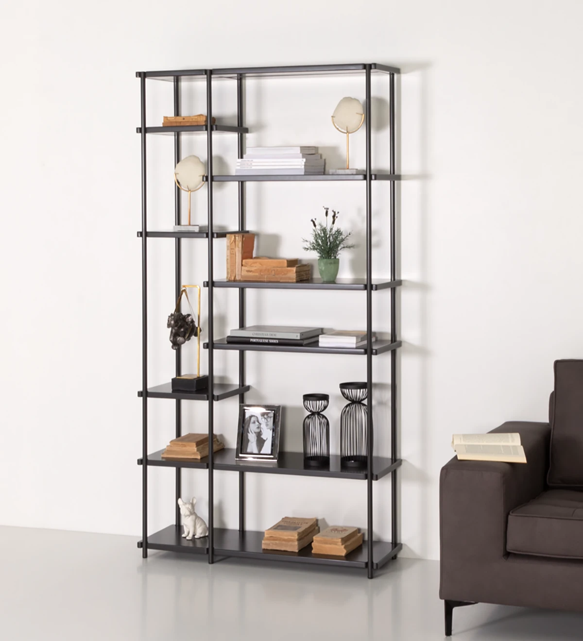 Haia bookcase with shelves and black lacquered metal structure, 105 x 202 cm.