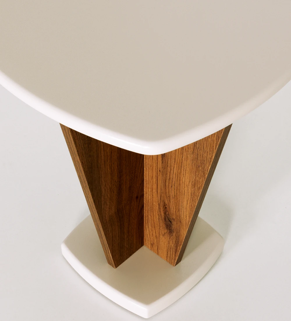 Square side table, with aged oak structure, pearl lacquered base and top.