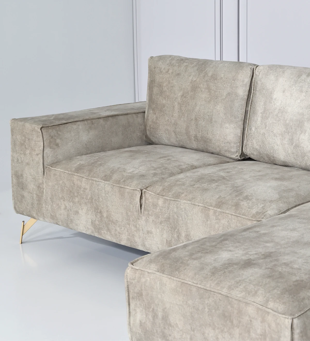Sofá de 2 lugares com chaise longue, estofado a tecido, com pés metálicos lacados a dourado