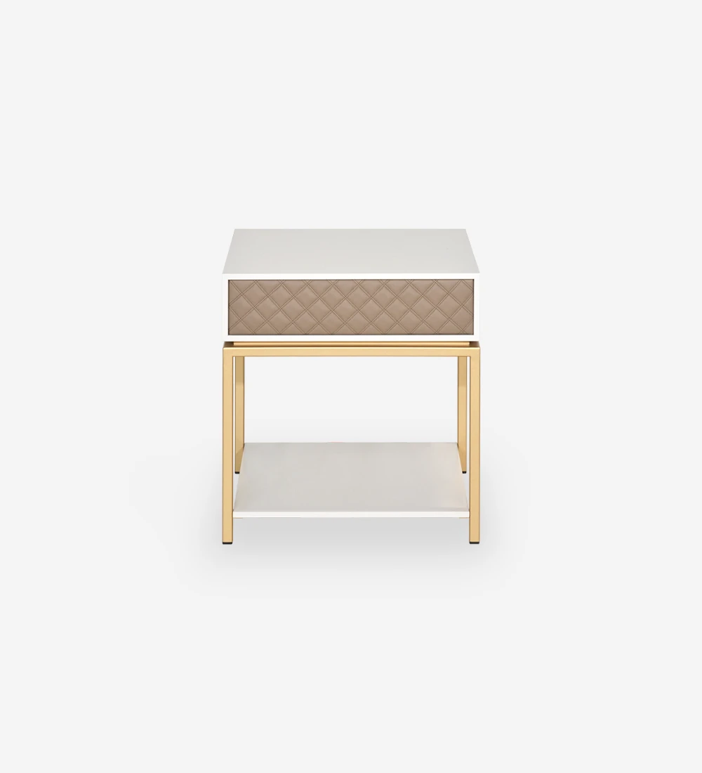 Table de chevet à 1 tiroir avec façade tapissée en tissu, structure laquée perle, avec pied en métal laqué or.