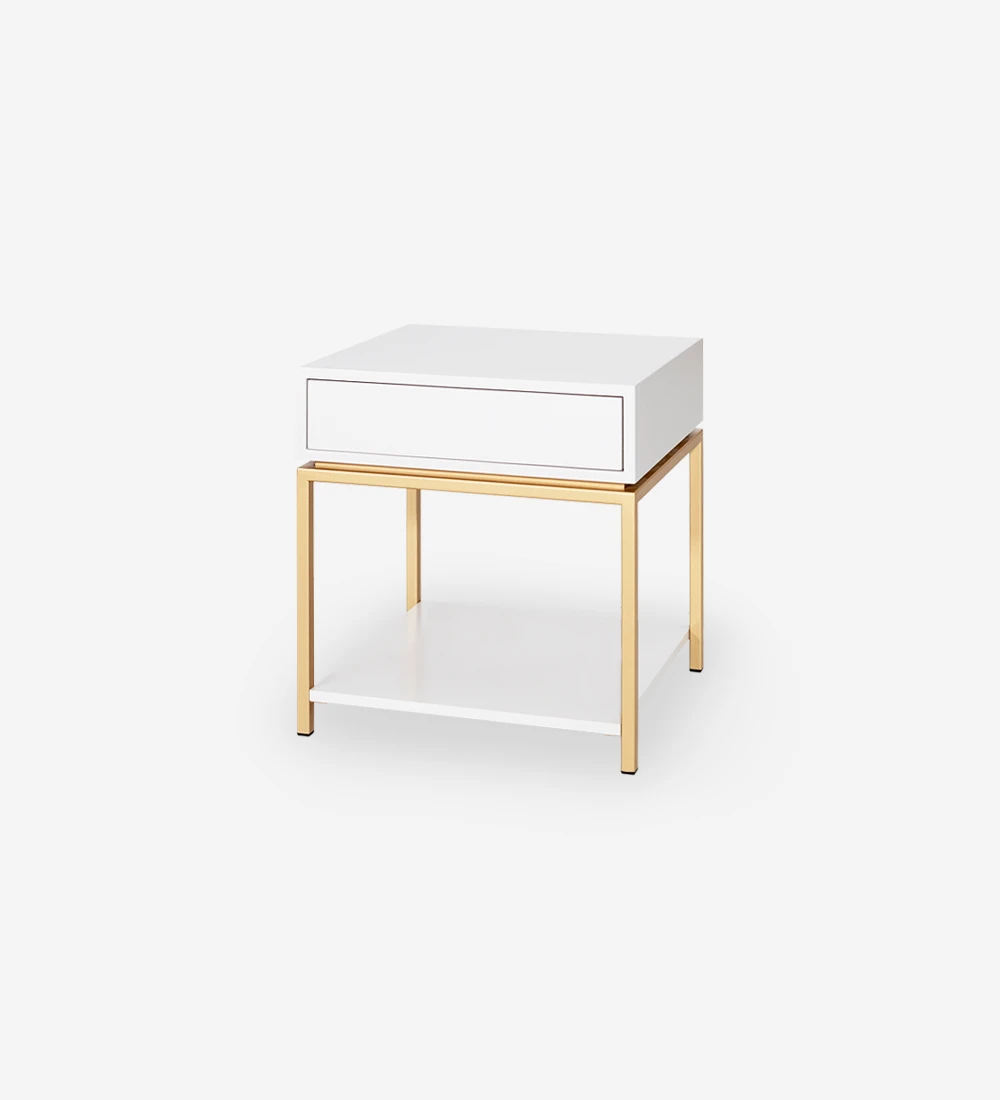 Table de chevet avec 1 tiroir, structure laquée perle, avec pied en métal laqué or.