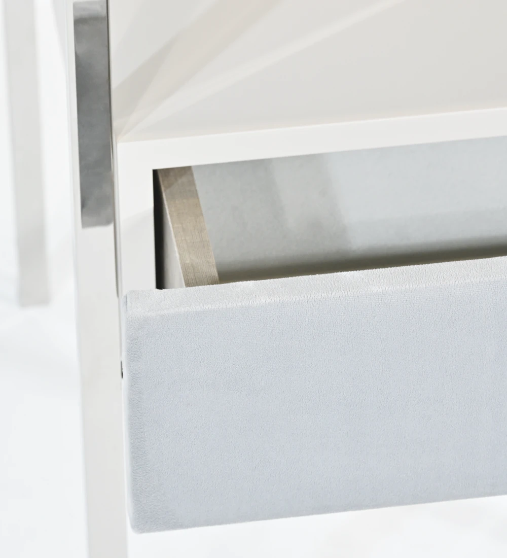 Mesa de cabeceira com 1 gaveta com frente estofada a tecido, tampo e módulo gaveta lacados a pérola, pé em inox