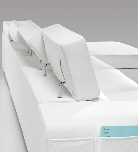 Sofá de 3 lugares com chaise longue, estofado a ecopele branca, com apoios de cabeça reclináveis.