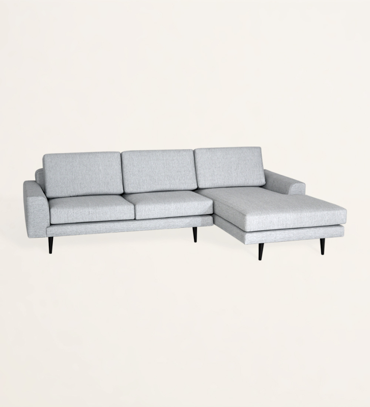 Sofá de 2 lugares com chaise longue, estofado a tecido, com pés lacados a castanho escuro.
