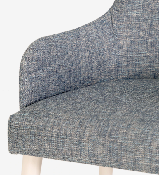 Cadeira Oslo com braços estofada a tecido azul, pés lacados a pérola.