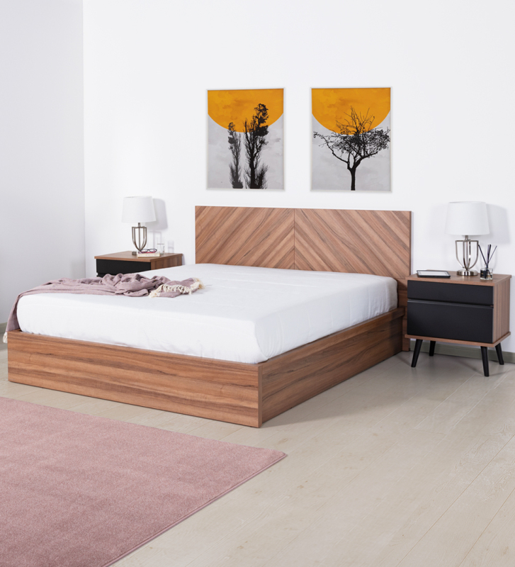 Cama de casal em nogueira, com arrumação através de estrado elevatório.