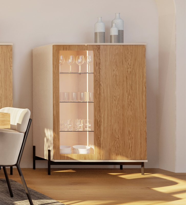 Vitrine com iluminação, 2 portas em carvalho natural, estrutura em pérola e pés metálicos lacados a negro com niveladores