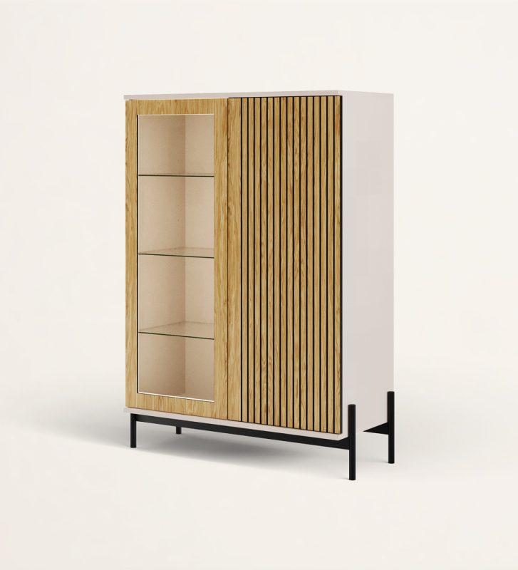Vitrine com iluminação, 2 portas com frisos em carvalho natural, estrutura em pérola e pés metálicos lacados a negro com niveladores.