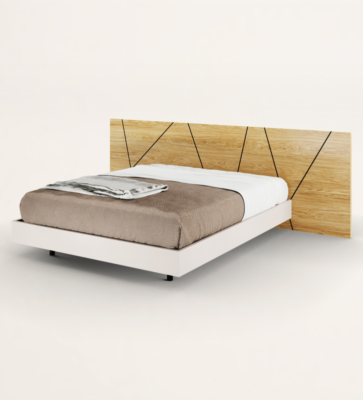 Cama de casal com cabeceira abstrata em carvalho natural e base suspensa em pérola.