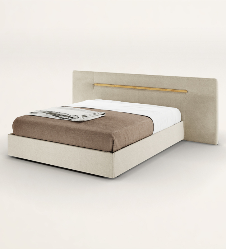 Cama de casal com cabeceira e base estofada, pormenor em carvalho natural, com arrumação através de estrado elevatório.