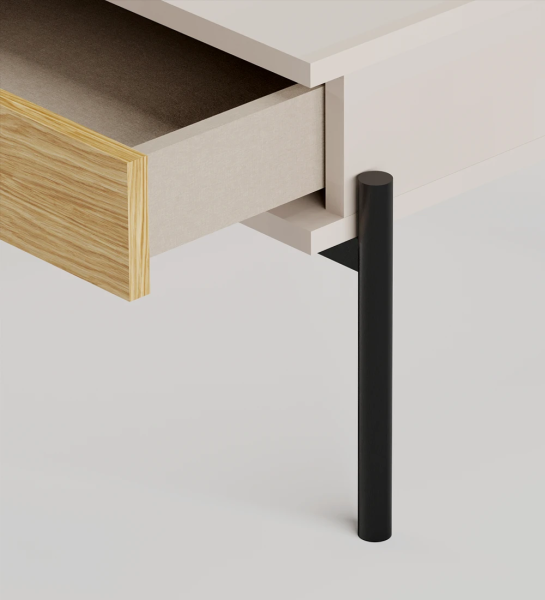Table basse rectangulaire en perle, 2 tiroirs en chêne naturel, structure en métal laqué noir, pieds niveleurs.