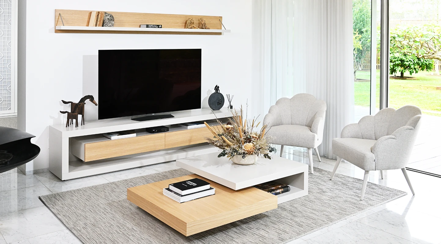 Móvel TV com estrutura e módulo de gavetas lacados pérola, gavetas em carvalho natural