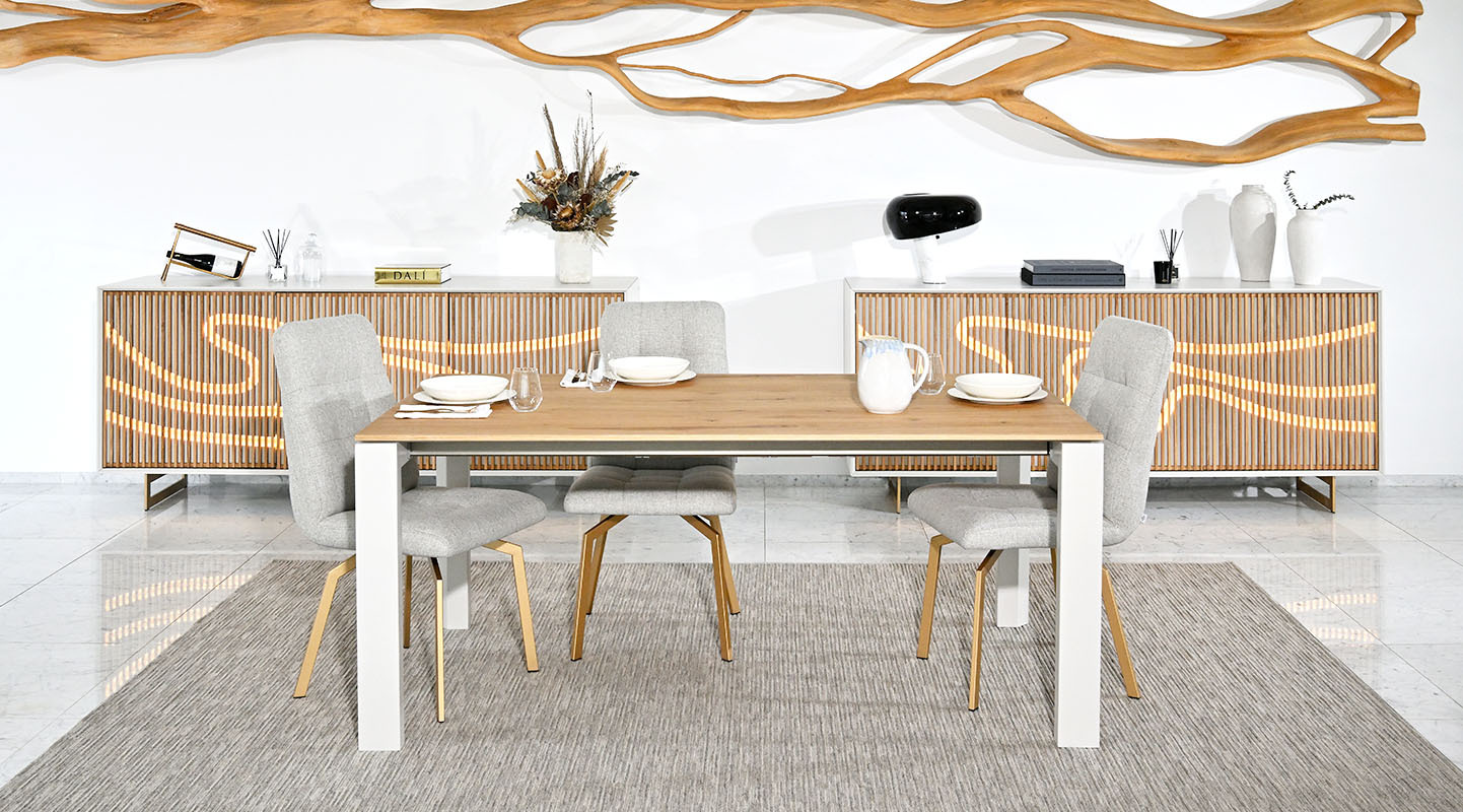 Mesa de jantar extensível retangular com tampo em carvalho natural, pés metálicos lacados a pérola