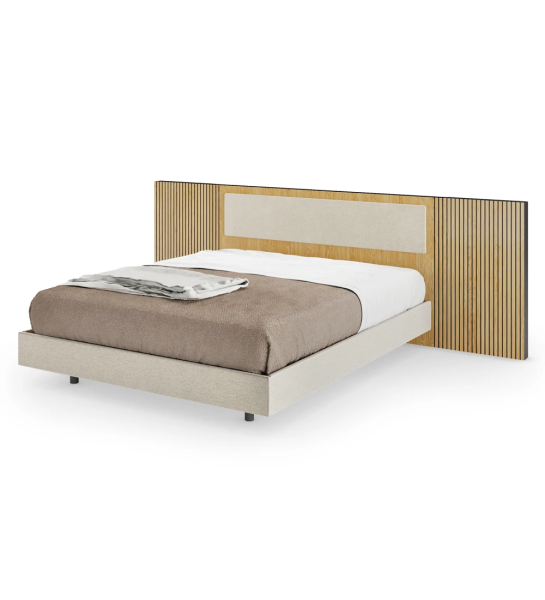 Cama de casal com painel central da cabeceira estofado, laterais da cabeceira com frisos em carvalho natural e base suspensa estofada.