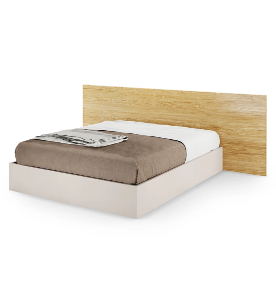 Lit double avec tête de lit en chêne naturel et sommier perlé, avec rangement via un lit surélevé.