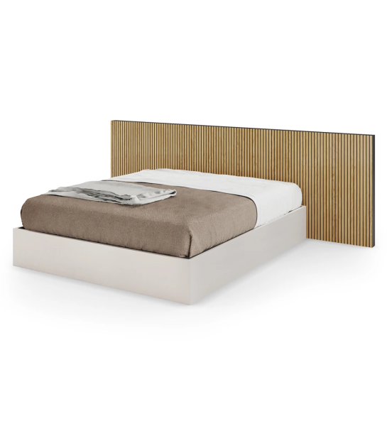 Lit double avec tête de lit avec frises en chêne naturel et sommier perle, avec rangement via un lit surélevé.