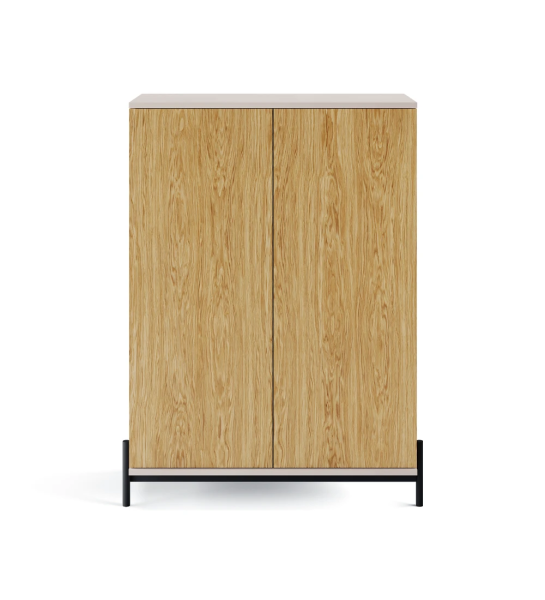 Vajillero de 2 puertas en roble natural, estructura perlada y patas metálicas lacadas en negro con niveladores.