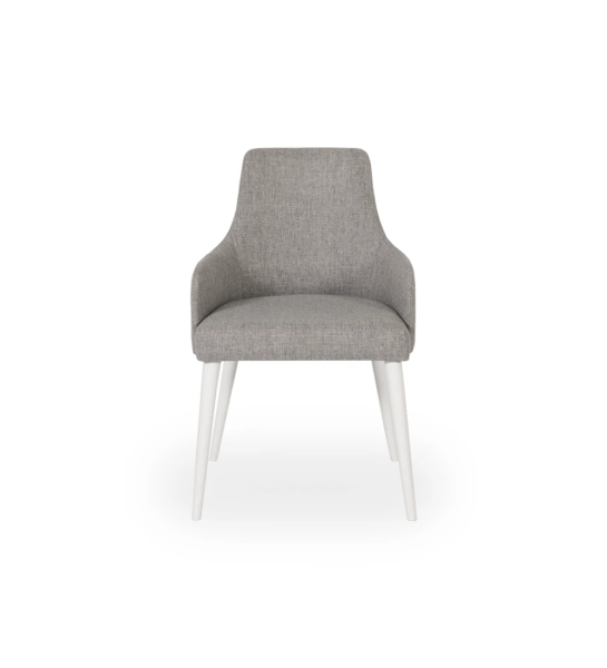 Chaise Oslo avec accoudoirs rembourré en tissu gris, pieds laqués blanc.