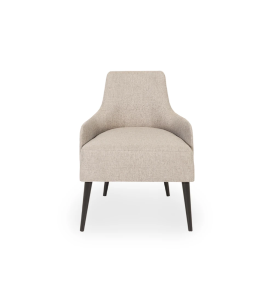 Fauteuil Oslo recouvert en tissu toffee, pieds laqués marron foncé.