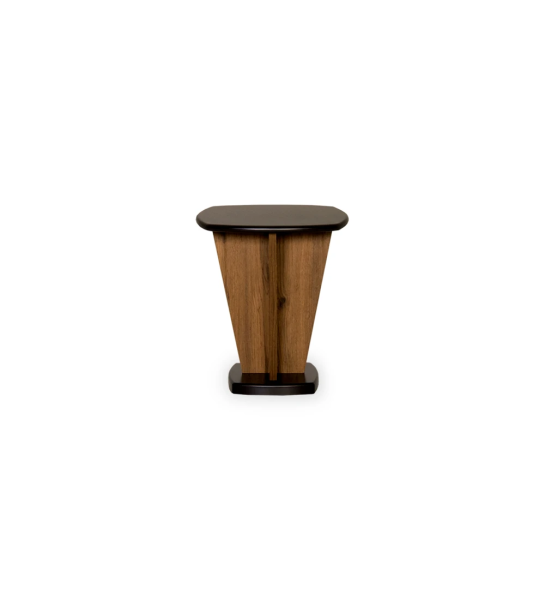 Veneza square side table, aged oak structure, black lacquered base and top, 42 x 42 cm.