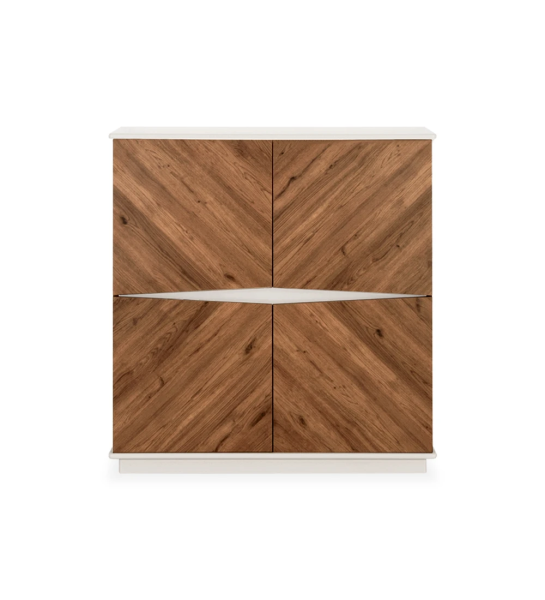 Vajillero de 4 puertas con estructura de roble envejecido, encimera, rodapié y detalles lacados en perla.
