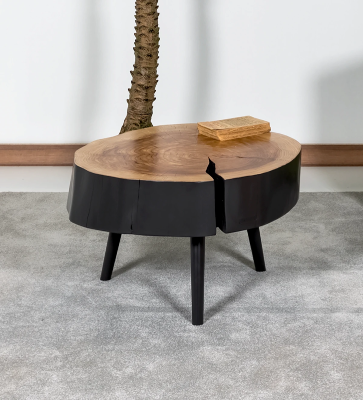 Mesa de centro tronco en madera de cryptomeria natural lacada en negro, con 3 pies lacados en negro