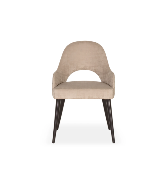 Chaise avec accoudoirs en tissu, pieds laqués en marron foncé.