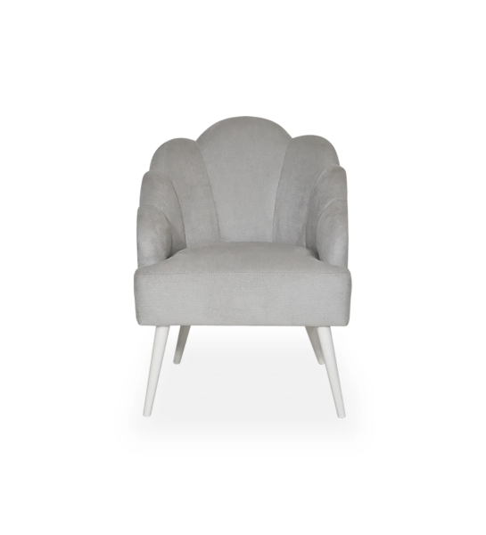 Fauteuil Lisboa recouvert en tissu gris, pieds laqués perle.