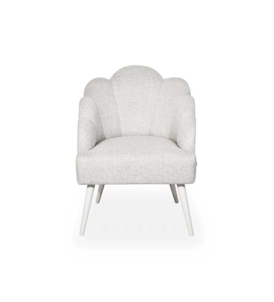 Fauteuil Lisboa recouvert en tissu perle, pieds laqués perle.