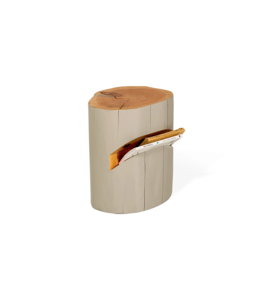 Mesita de noche en madera natural de criptomeria lacada en gris claro.