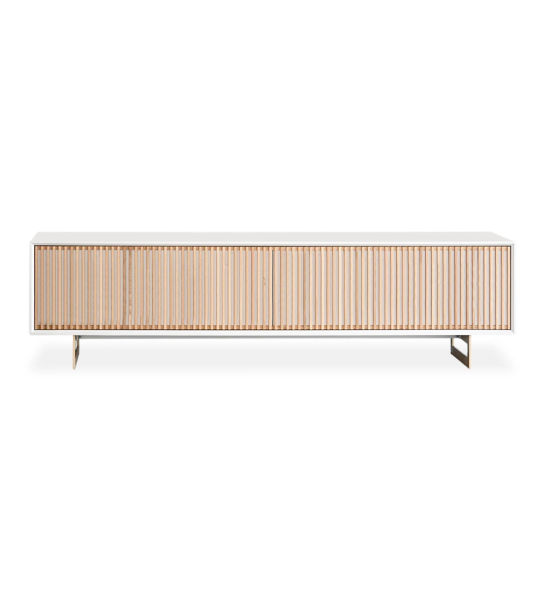 Mueble TV Tokyo 2 puertas abatibles en roble natural, estructura lacada perla y pies de metal lacado oro 210 x 55 cm.