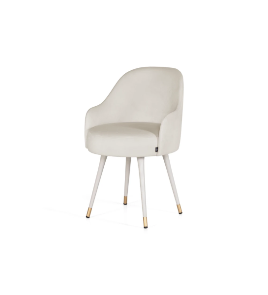 Silla giratoria tapizada en tejido beige, con pies lacados en perla y detalles dorados.