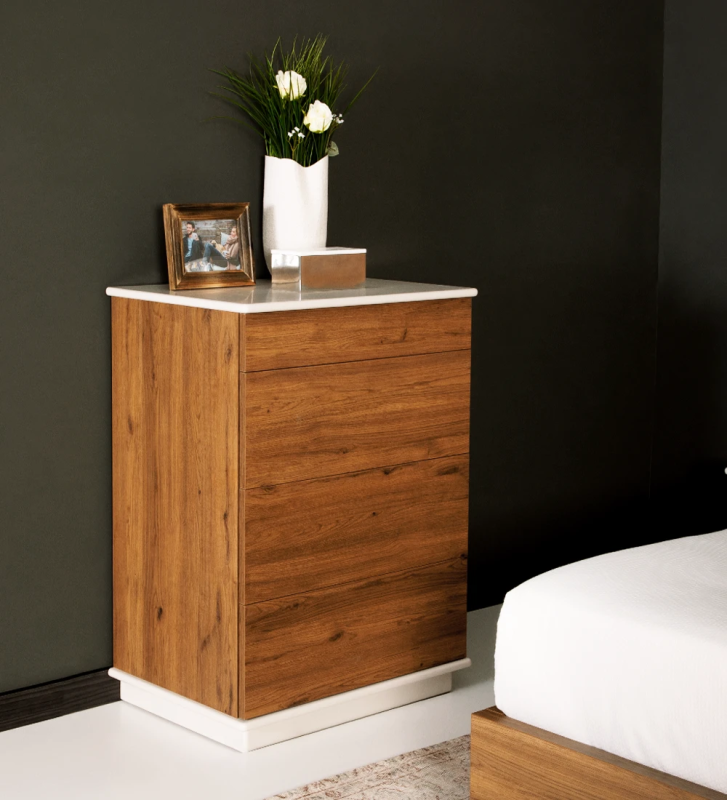 Dresser with 4 drawers and aged oak structure, top and baseboard lacquered in pearl.