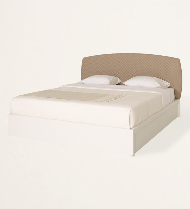 Cama de casal com cabeceira estofada a tecido e base em carvalho branco, com arrumação através de estrado elevatório.