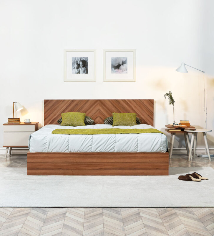 Cama de casal em nogueira.
