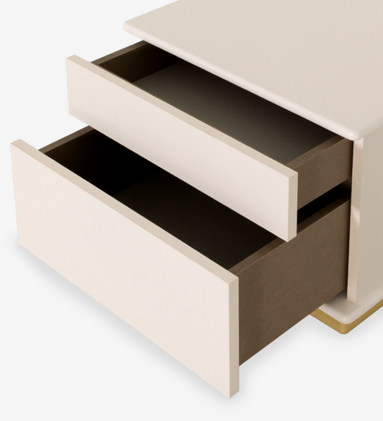 Mesa de cabeceira com 2 gavetas e estrutura em carvalho branco, tampo lacado a branco e rodapé lacado a dourado 