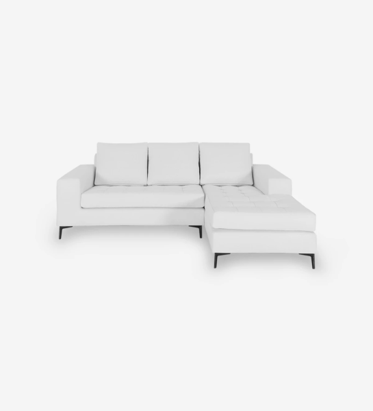 Canapé 2 places avec chaise longue, rembourré en simili cuir blanc, avec pieds en métal laqué noir.