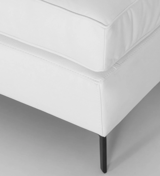Sofá de 2 lugares com chaise longue, estofado a ecopele branca, com pés metálicos lacados a negro