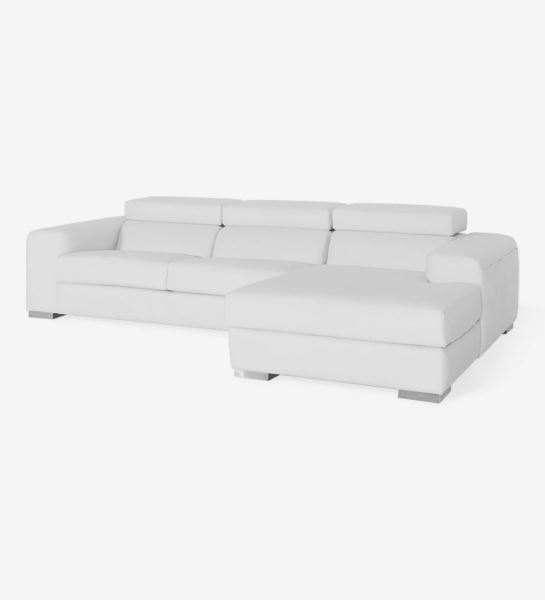 Canapé 2 places avec chaise longue, revêtu de simili cuir blanc, avec têtières inclinables.