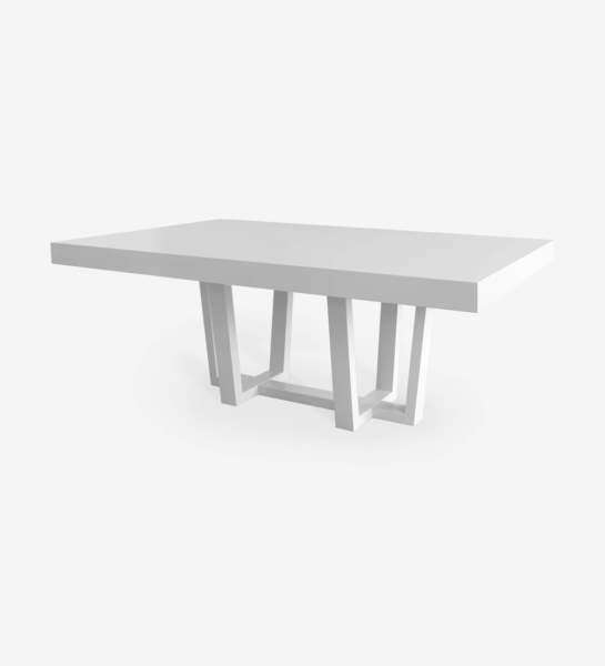 Mesa de comedor rectangular con tablero y pie lacados en blanco.