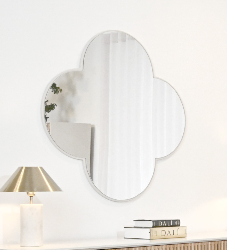 Clover-shaped mirror with pearl lacquered frame.