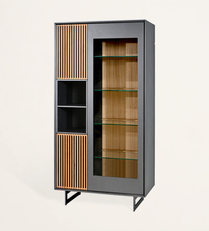 Vitrine com 2 portas em carvalho natural e 1 porta com vidro, estrutura e pés metálicos lacados a negro metalizado