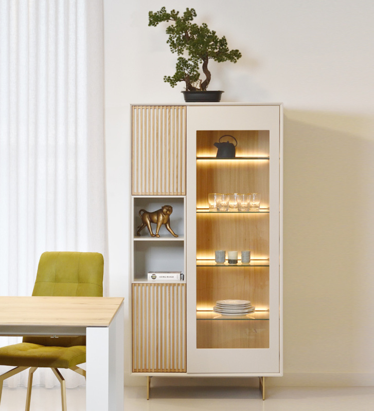 Vitrine com 2 portas em carvalho natural e 1 porta com vidro e estrutura lacada a pérola, pés metálicos lacados a pérola