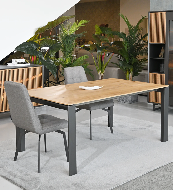 Table de repas rectangulaire extensible avec plateau en chêne naturel, pieds en métal laqué noir.