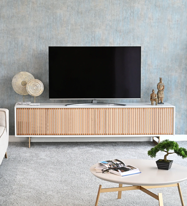 TV Stand with 2 folding doors in natural oak, pearl lacquered structure and gold lacquered metal feet.
