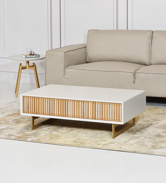 Table basse rectangulaire avec 1 tiroir en chêne naturel, structure laquée perle et pieds en métal laqué doré.