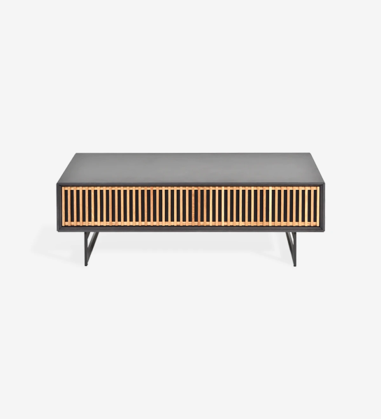 Table basse rectangulaire avec 1 tiroir en chêne naturel, structure laquée perle et pieds en métal laqué noir métallisé.